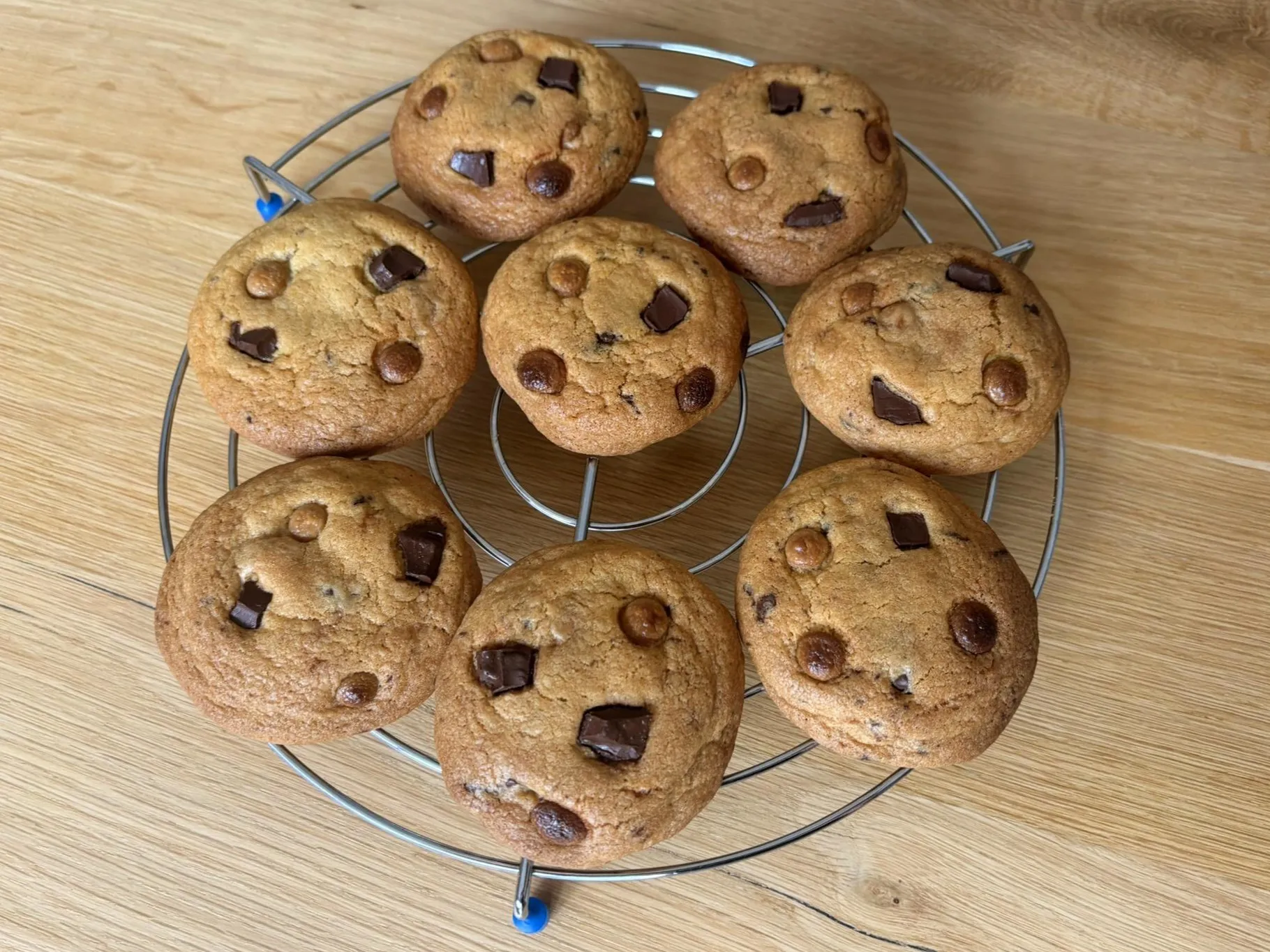 Chocolate chip cookies op een bakplaat
